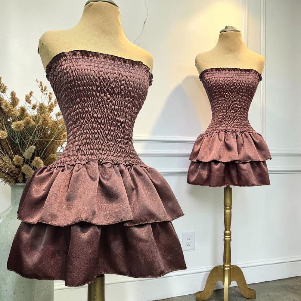 Vestido Corto Strapless Engomado Falda con Volados