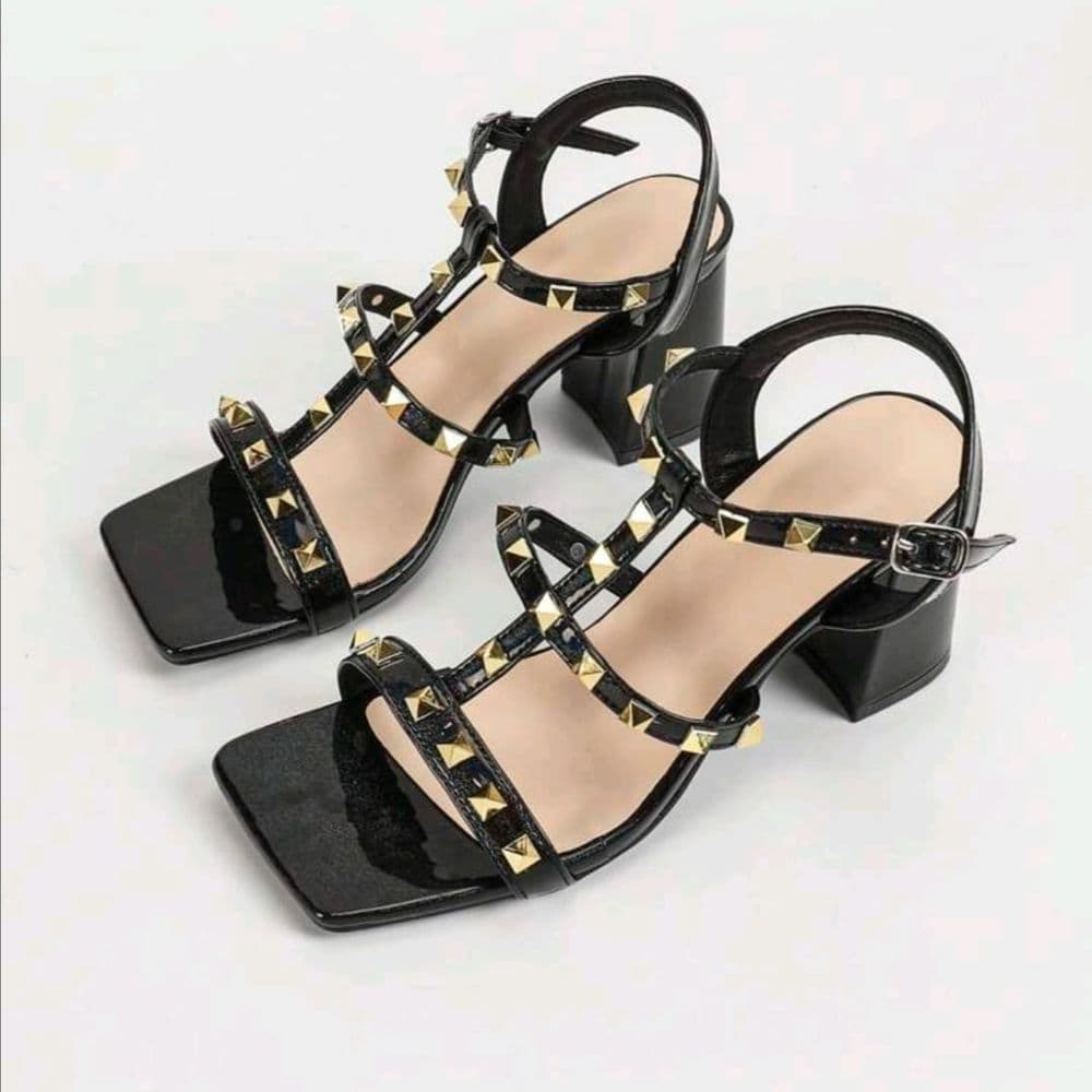 SANDALIA CON TACHAS