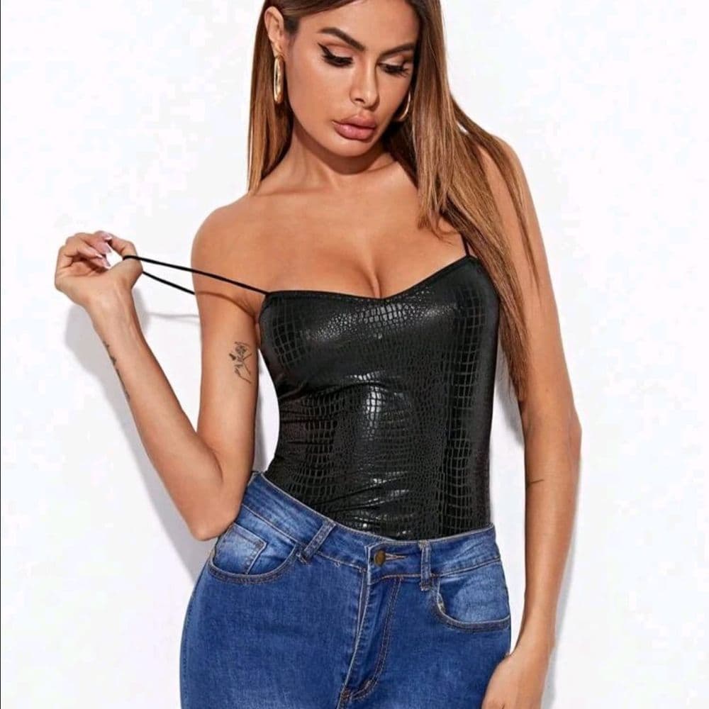 TOP de tirantes símil cuerina