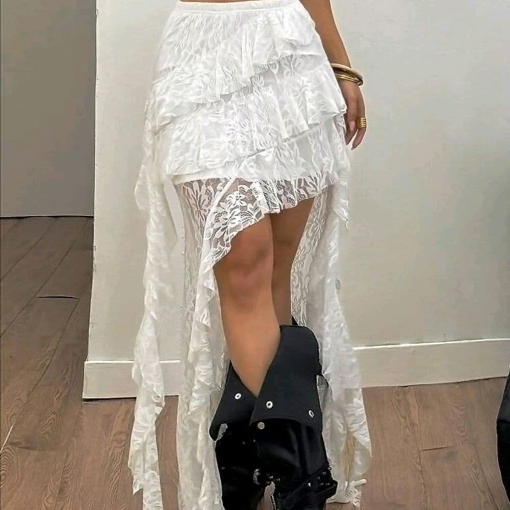 Falda corte irregular, de encaje blanco, talle P