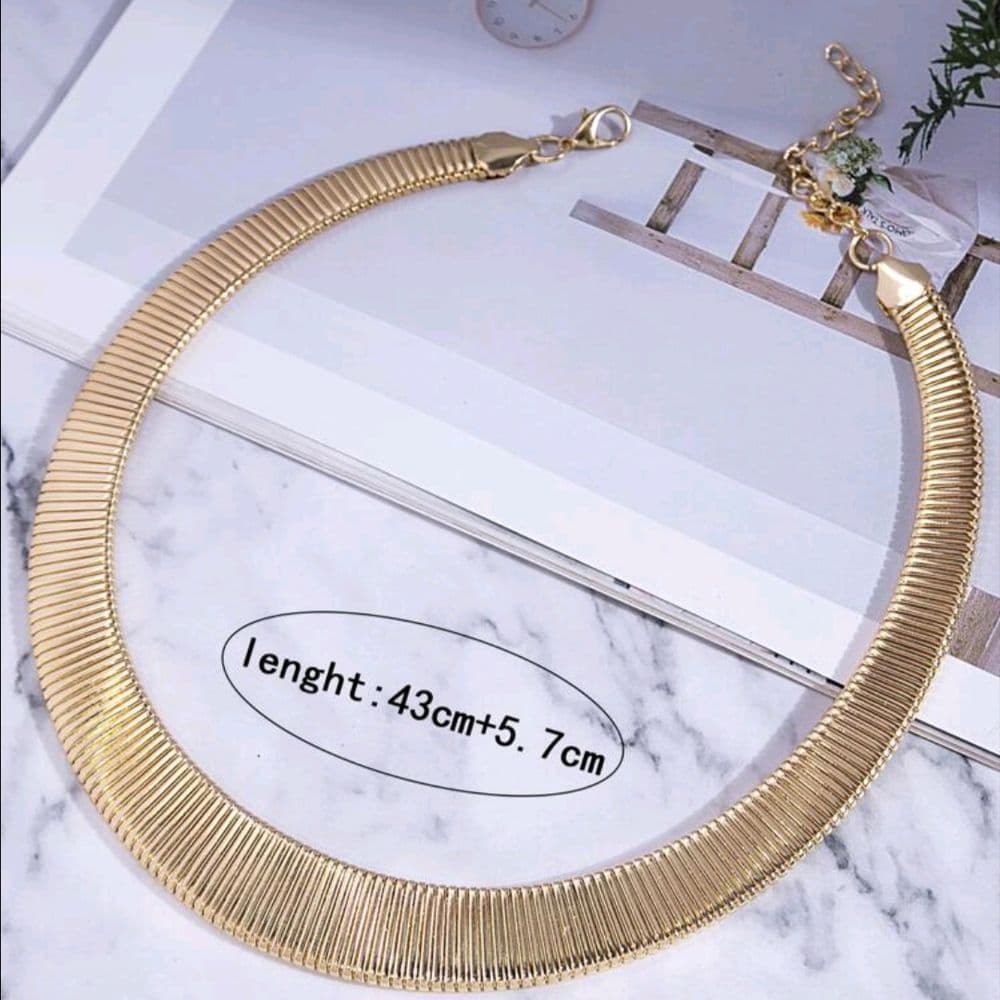 Collar dorado grueso
