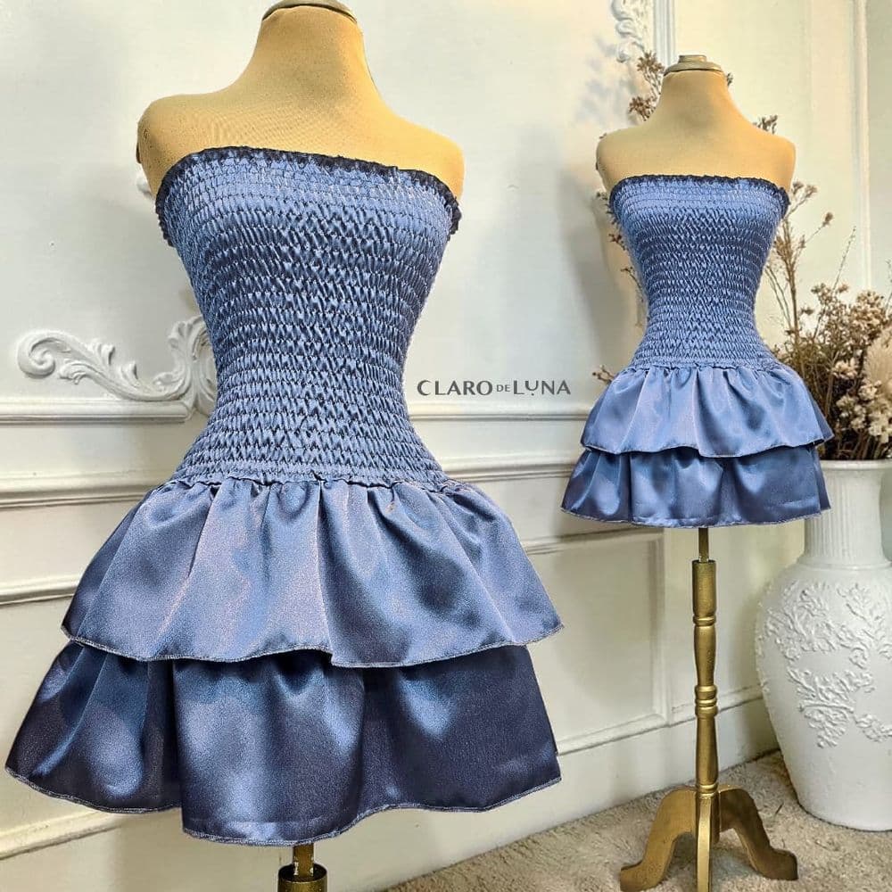 Vestido Corto Strapless Engomado Falda con Volados