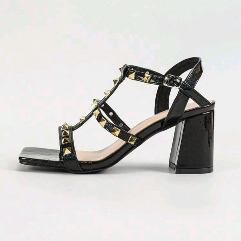 SANDALIA CON TACHAS