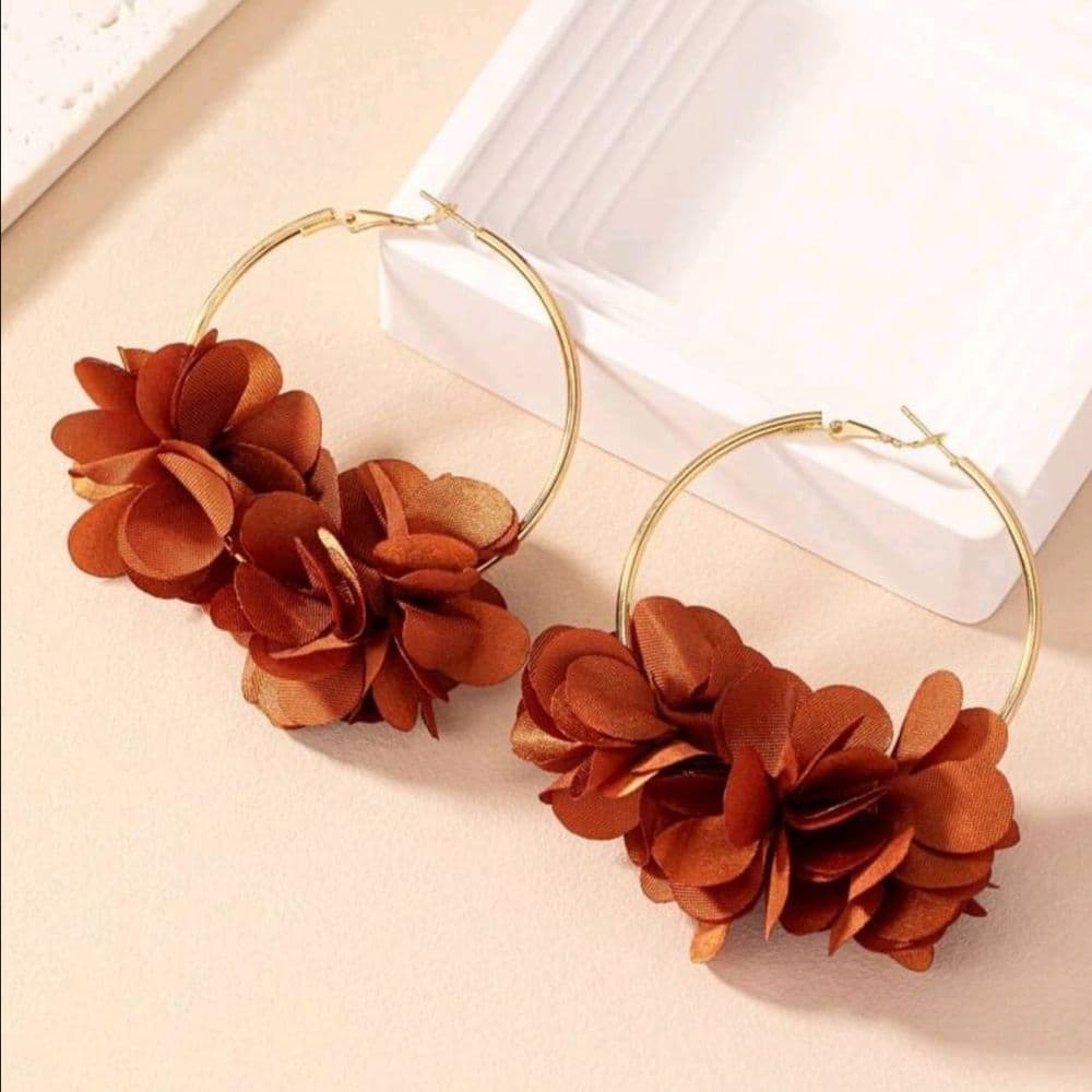 PAR DE ARGOLLAS PETALOS OXIDO MARRON