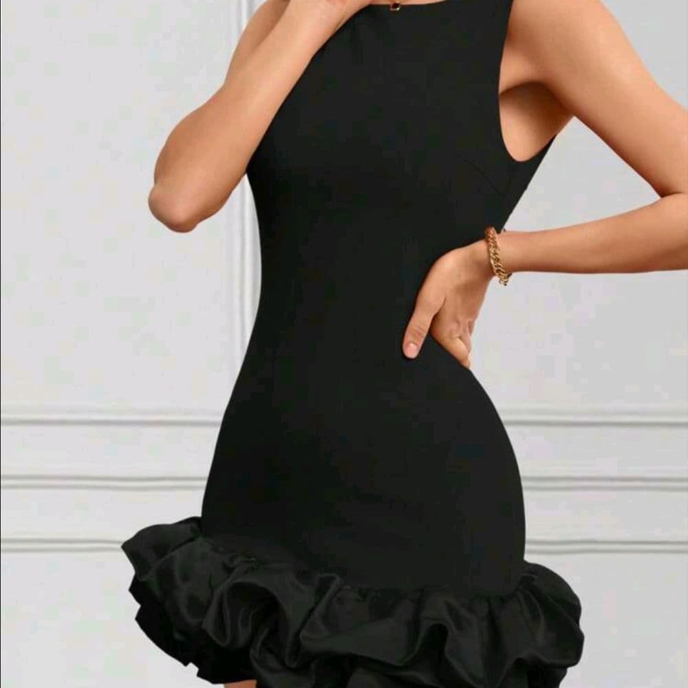 VESTIDO MINI AJUSTADO CON VOLANTES EN EL BAJO TALLE L