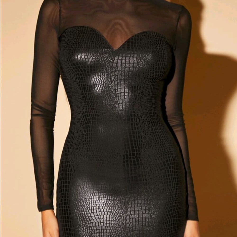 VESTIDO CORTO NEGRO RELIEVE DE COCODRILO TALLE M