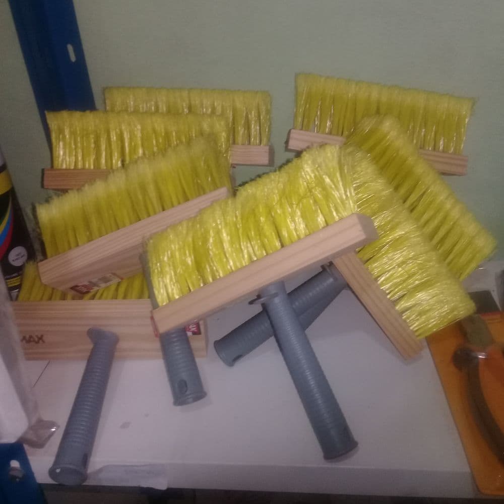 🧹 ESCOBA DE OBRA CERDAS RÍGIDAS — Mango Incluido
